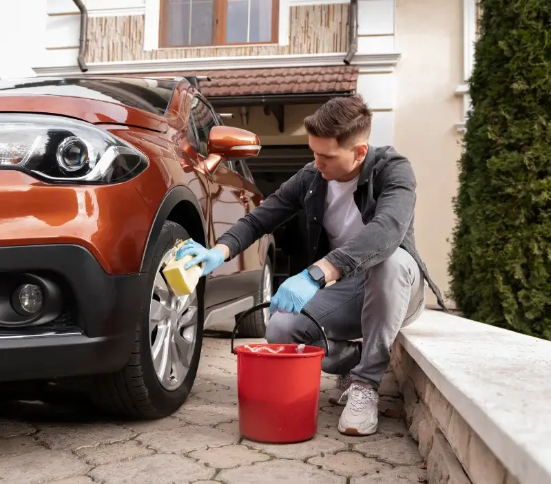 Lavage auto à domicile Sévigny-Waleppe : professionnel intervenant sur un véhicule